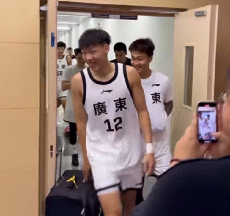 青春回来了！赵睿球员通道高喊let’s go tiger，全员龇牙咧嘴！