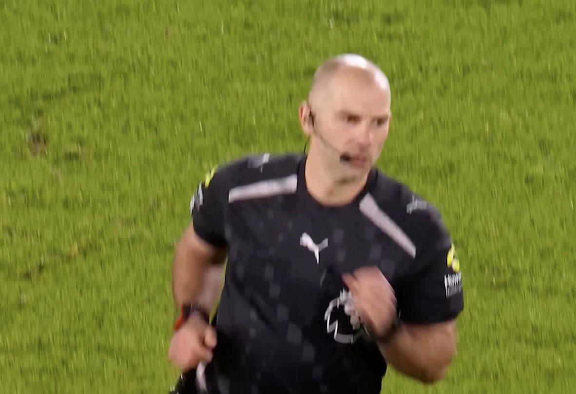 小蜜蜂vs利物浦主裁胡珀腿筋受伤，第四官员下半场担任主裁